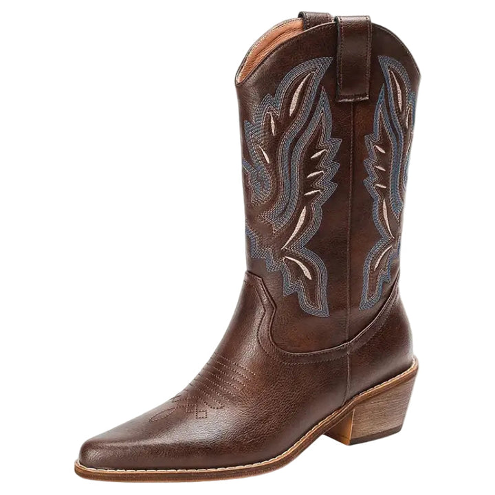 "Damhöga cowboy stövlar i brunt läder med intrikata broderade detaljer, kombinerar traditionell stil och komfort."
