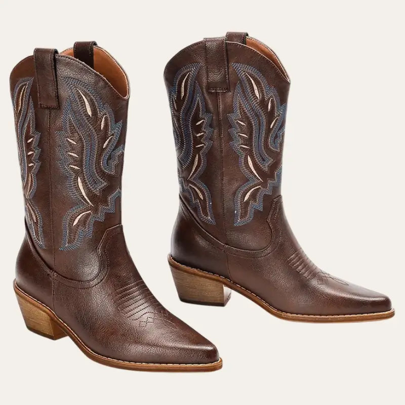 "Damhöga cowboy stövlar i brunt läder med intrikata broderade detaljer, kombinerar traditionell stil och komfort."