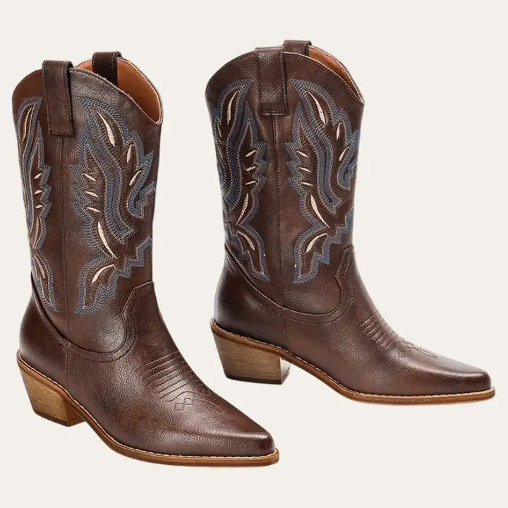 "Damhöga cowboy stövlar i brunt läder med intrikata broderade detaljer, kombinerar traditionell stil och komfort."