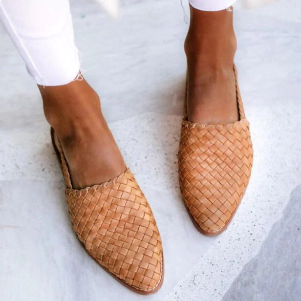 Dam-instappers med elegant vävt mönster och låg häl, stängd silhuett och öppen häl för en luftig och bekväm look.