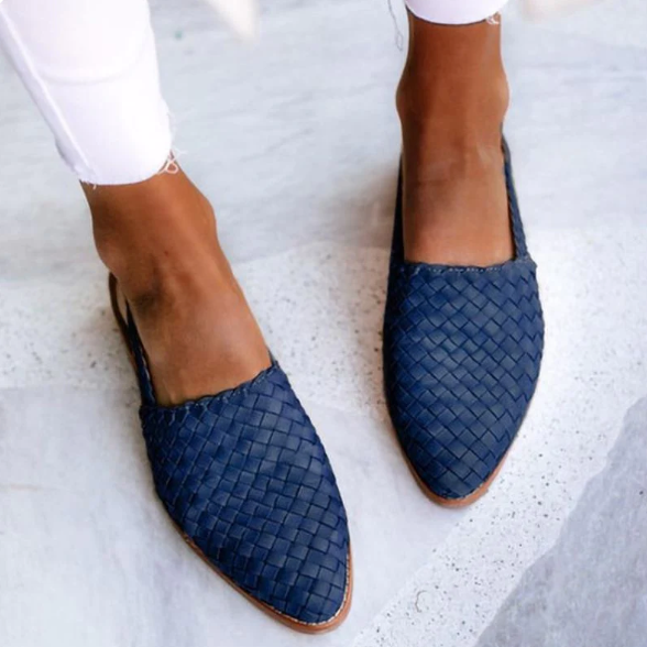 Dam-instappers med elegant vävt mönster och låg häl, stängd silhuett och öppen häl för en luftig och bekväm look.