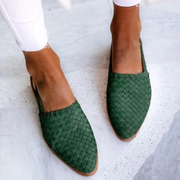 Dam-instappers med elegant vävt mönster och låg häl, stängd silhuett och öppen häl för en luftig och bekväm look.