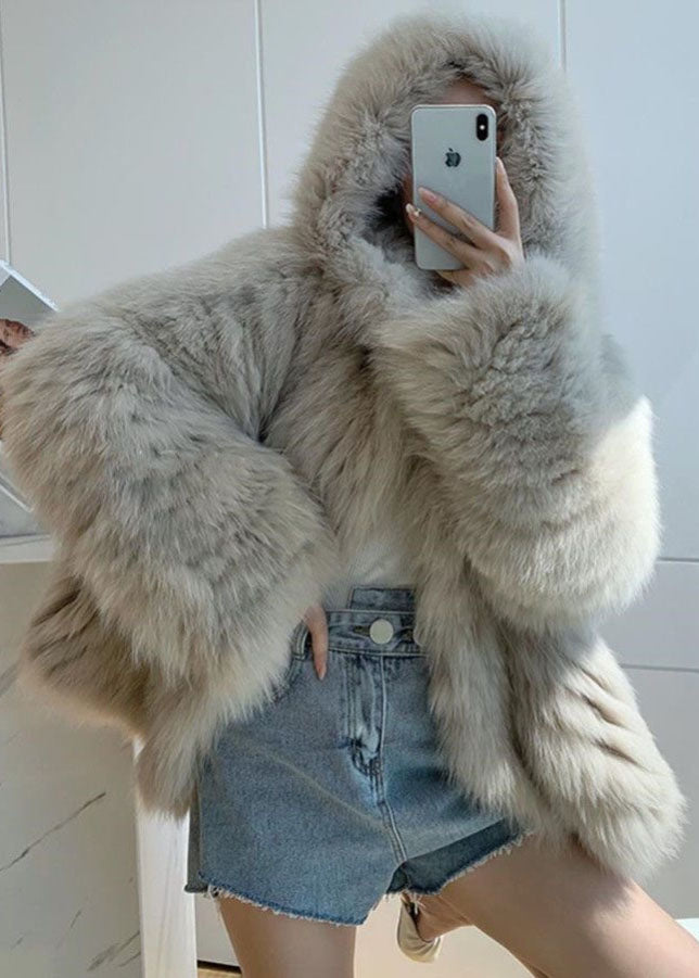 Damjacka i Fuzzy Fur med huva, patchwork-design, mjuk och fluffig finish. Perfekt för vinterstil och komfort.
