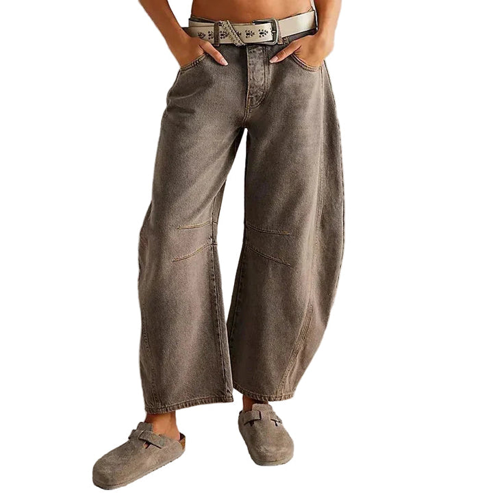 "Damjeans med breda ben, hög midja och elegant silhuett; stilrena och mångsidiga för vardag och helgevent."