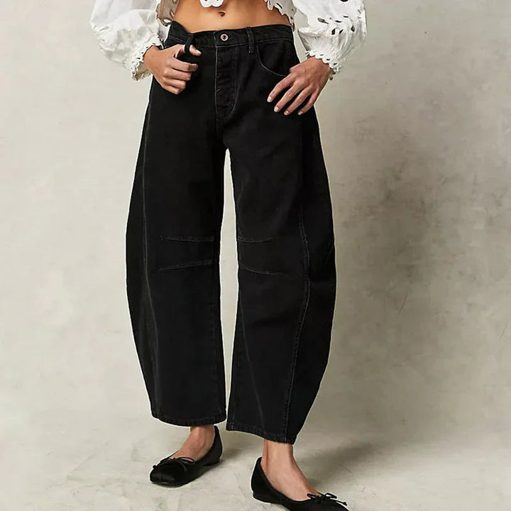 "Damjeans med breda ben, hög midja och elegant silhuett; stilrena och mångsidiga för vardag och helgevent."