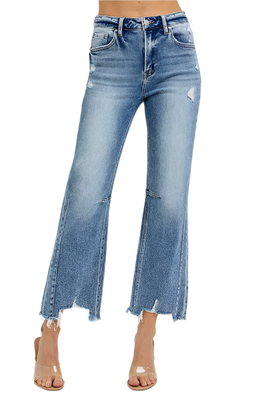 "Damjeans med hög midja, raka ben och distressed kant, perfekt för en trendig och bekväm vardagslook."