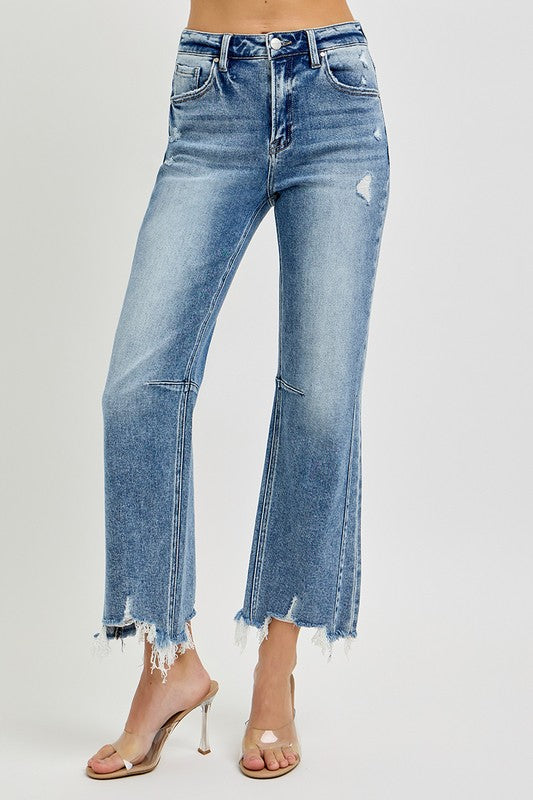 "Damjeans med hög midja, raka ben och distressed kant, perfekt för en trendig och bekväm vardagslook."