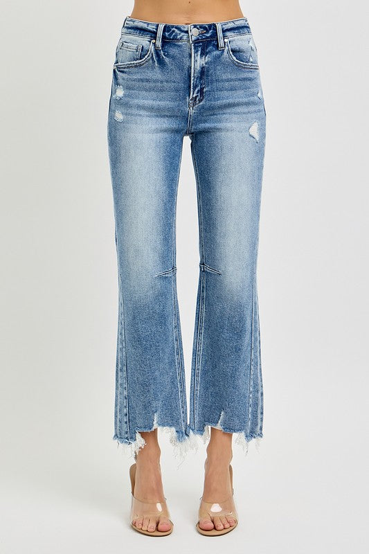 "Damjeans med hög midja, raka ben och distressed kant, perfekt för en trendig och bekväm vardagslook."
