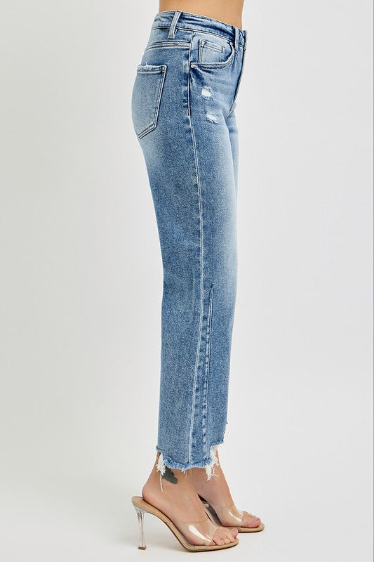 "Damjeans med hög midja, raka ben och distressed kant, perfekt för en trendig och bekväm vardagslook."