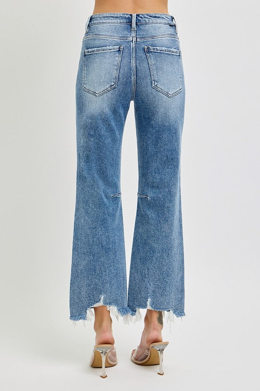 "Damjeans med hög midja, raka ben och distressed kant, perfekt för en trendig och bekväm vardagslook."