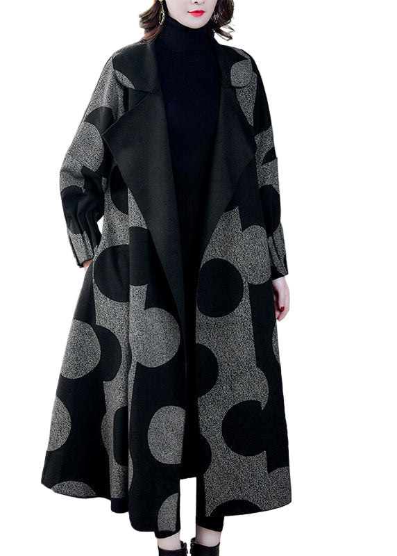 "Damkappa med prickigt mönster, patchwork design, långärmad, stilren, perfekt för höst och vinter, unik och elegant look"