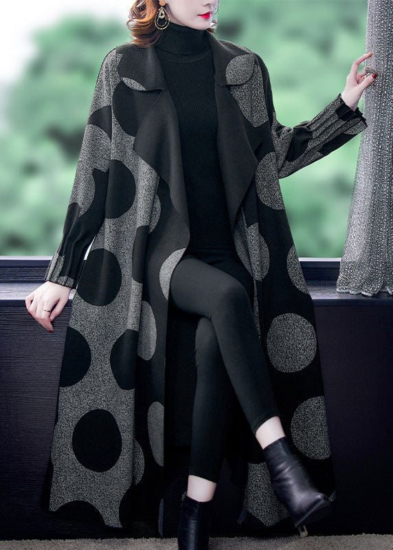 "Damkappa med prickigt mönster, patchwork design, långärmad, stilren, perfekt för höst och vinter, unik och elegant look"