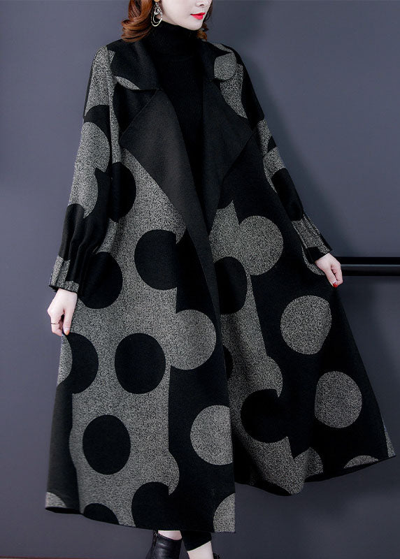 "Damkappa med prickigt mönster, patchwork design, långärmad, stilren, perfekt för höst och vinter, unik och elegant look"