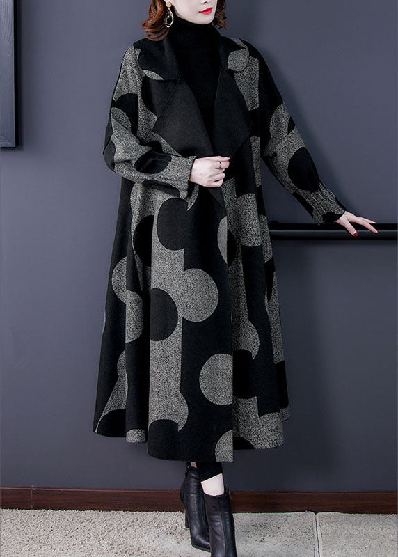 "Damkappa med prickigt mönster, patchwork design, långärmad, stilren, perfekt för höst och vinter, unik och elegant look"