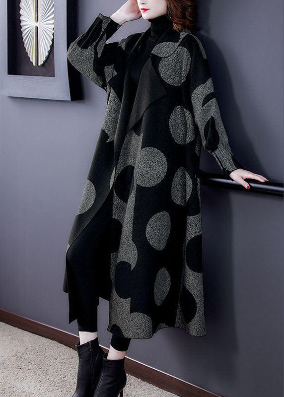 "Damkappa med prickigt mönster, patchwork design, långärmad, stilren, perfekt för höst och vinter, unik och elegant look"