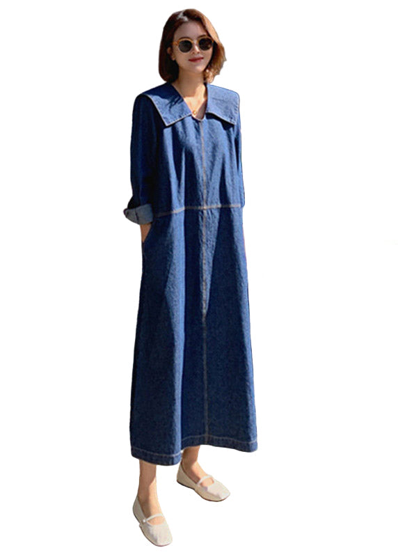 "Damklänning i denim med Peter Pan krage och långa ärmar, elegant look och komfort."