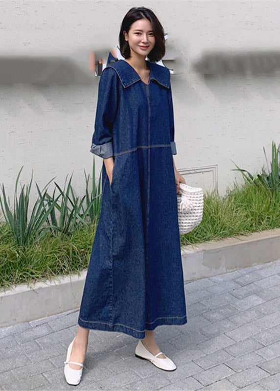 "Damklänning i denim med Peter Pan krage och långa ärmar, elegant look och komfort."