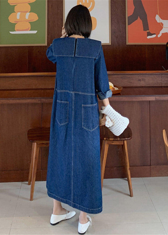 "Damklänning i denim med Peter Pan krage och långa ärmar, elegant look och komfort."