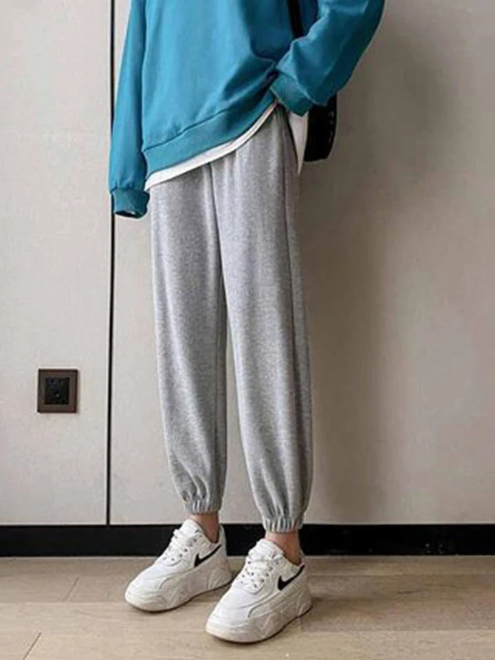 "Dams joggingbyxor med tjock fleece, elastiskt midjeband och smal passform i grått, idealiska för vinterträning."