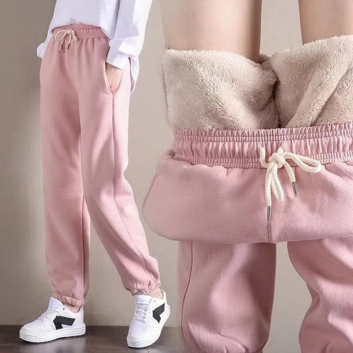 "Dams joggingbyxor med tjock fleece, elastiskt midjeband och smal passform i grått, idealiska för vinterträning."