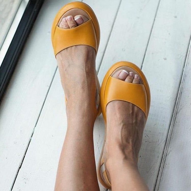 "Damsandaler i PU-läder med justerbara remmar och modern design, perfekt för sommaren, i blå, gul, orange, rosa och vit."