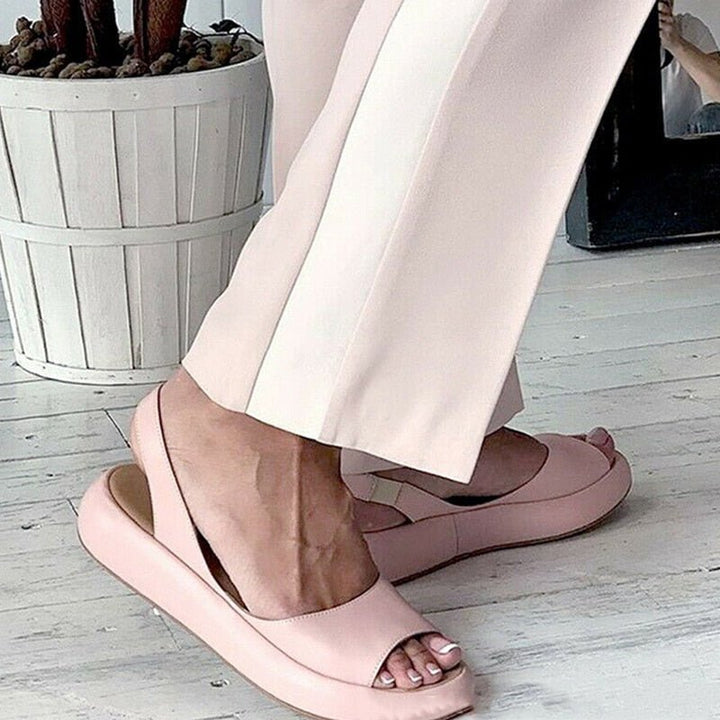 "Damsandaler i PU-läder med justerbara remmar och modern design, perfekt för sommaren, i blå, gul, orange, rosa och vit."