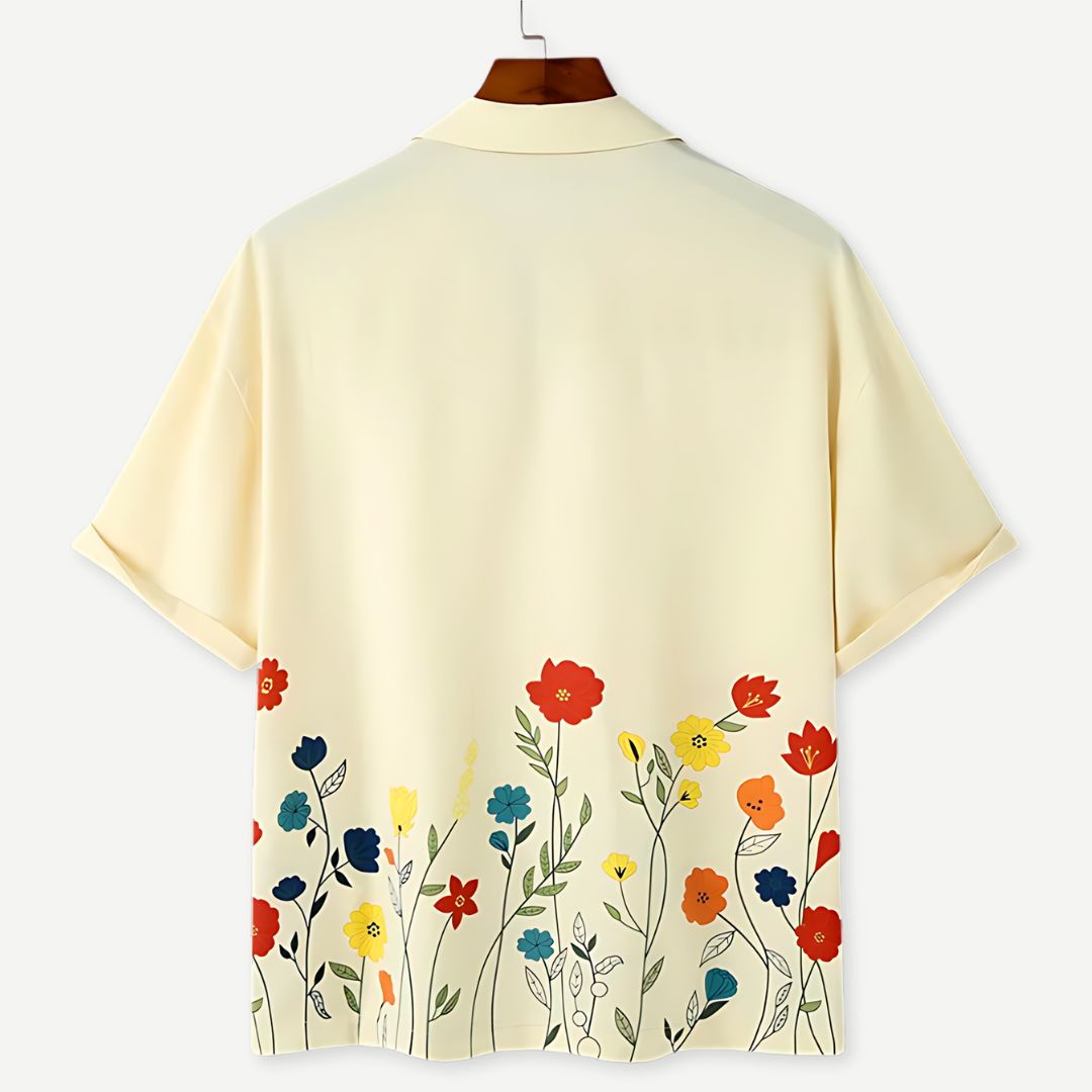 "Damskjorta med krage i blommigt mönster för sommaren, elegant och bekväm design för olika tillfällen."