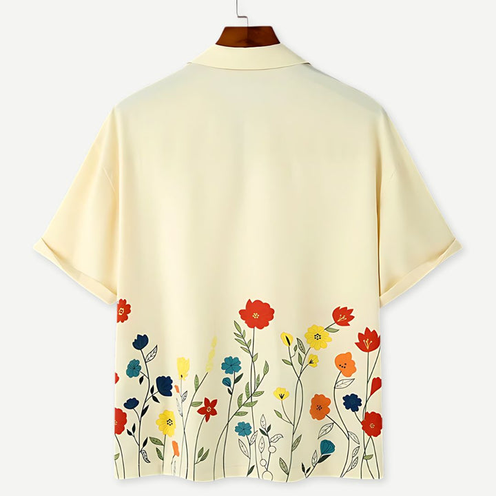 "Damskjorta med krage i blommigt mönster för sommaren, elegant och bekväm design för olika tillfällen."