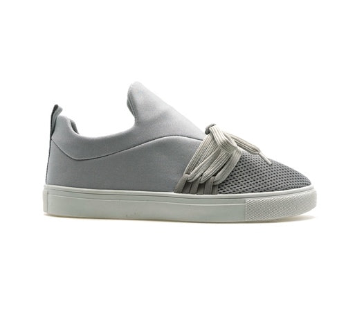 "Damskor Slip-On i grå textil, syntet, med gummisula, enkel design, perfekt för vardag och avslappnade tillfällen."