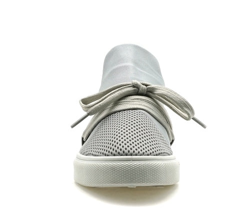 "Damskor Slip-On i grå textil, syntet, med gummisula, enkel design, perfekt för vardag och avslappnade tillfällen."