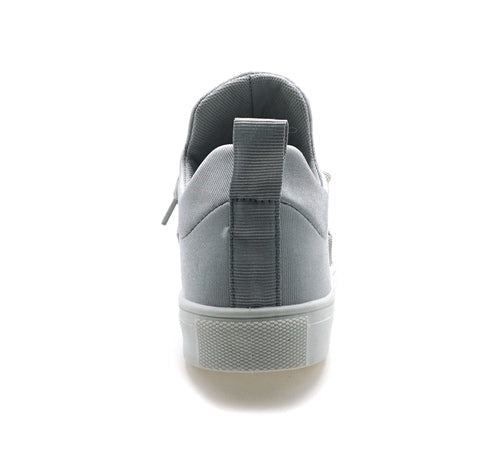 "Damskor Slip-On i grå textil, syntet, med gummisula, enkel design, perfekt för vardag och avslappnade tillfällen."