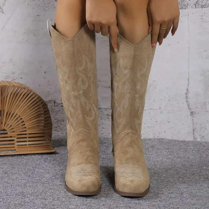 "Damskor cowboy-stil, knähöga stövlar med klassiska västerndetaljer och ergonomisk innersula för stil och komfort."