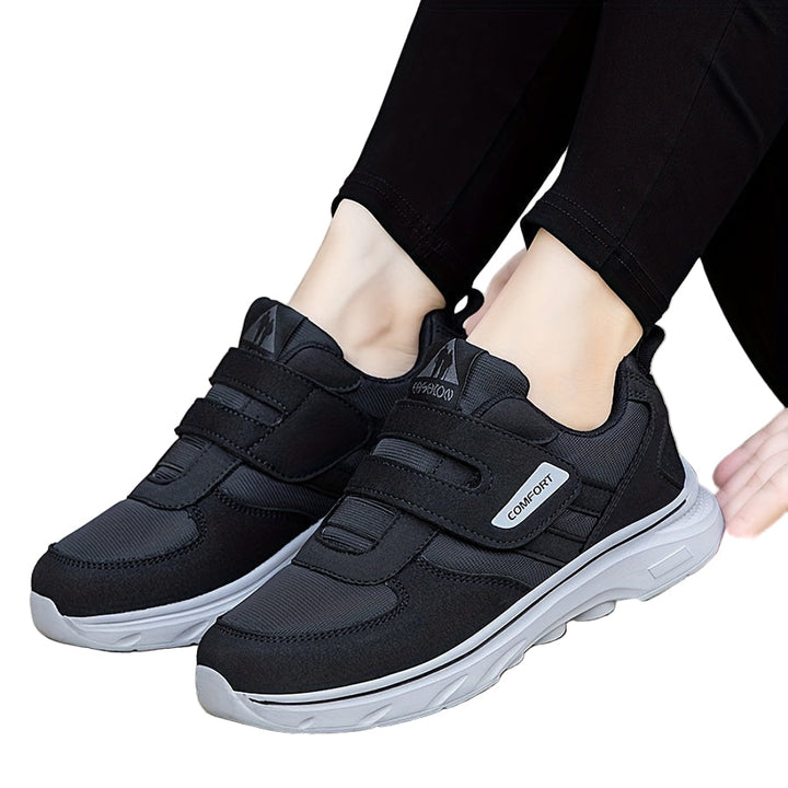 "Damskor loafers i mörkblått med klittenband, syntetiskt material, modern design, eleganta och bekväma för alla tillfällen."