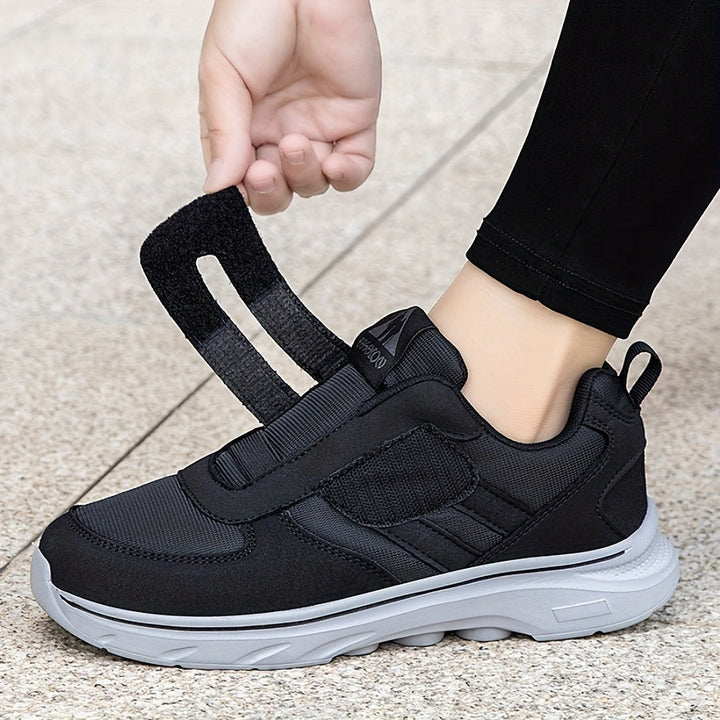 "Damskor loafers i mörkblått med klittenband, syntetiskt material, modern design, eleganta och bekväma för alla tillfällen."