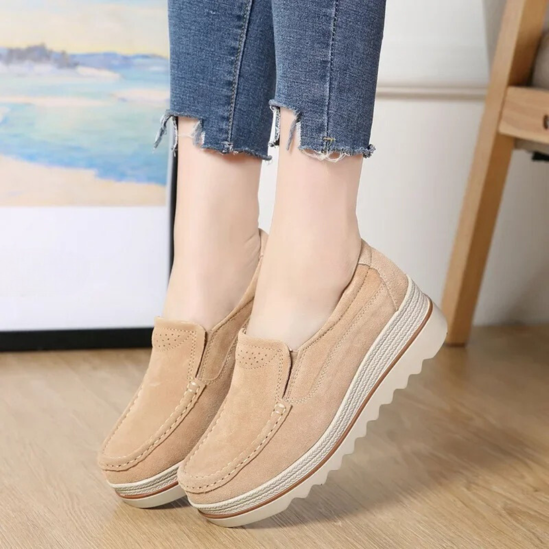 "Damskor plattformssneakers i svart PU-läder, elegant design, perfekt för både vardag och formella tillfällen."