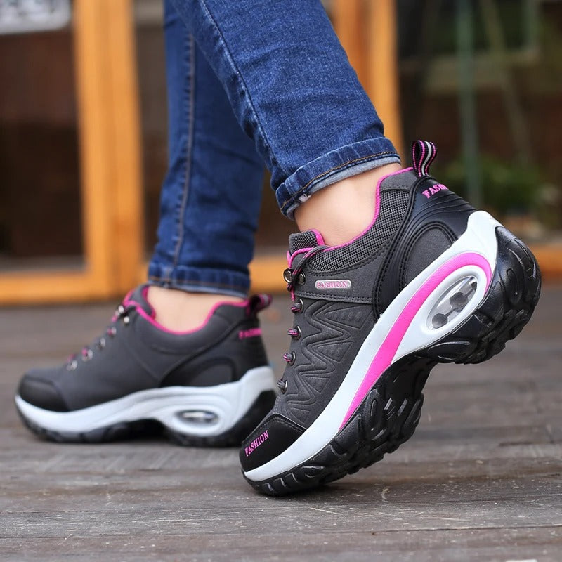 Damskor vattentåliga låga vandringssneakers grå, sportig design, greppvänlig sula, stad och natur, bekväma och stilren.