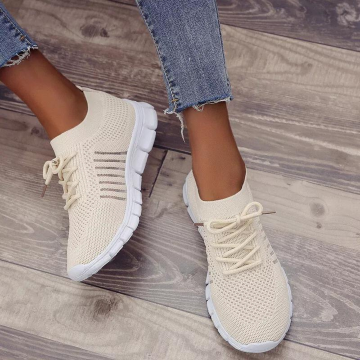 "Damsneakers grön med mjuk sula och nätöverdel. Rund tå, snörning, andningsförmåga och halkfri gummisula."