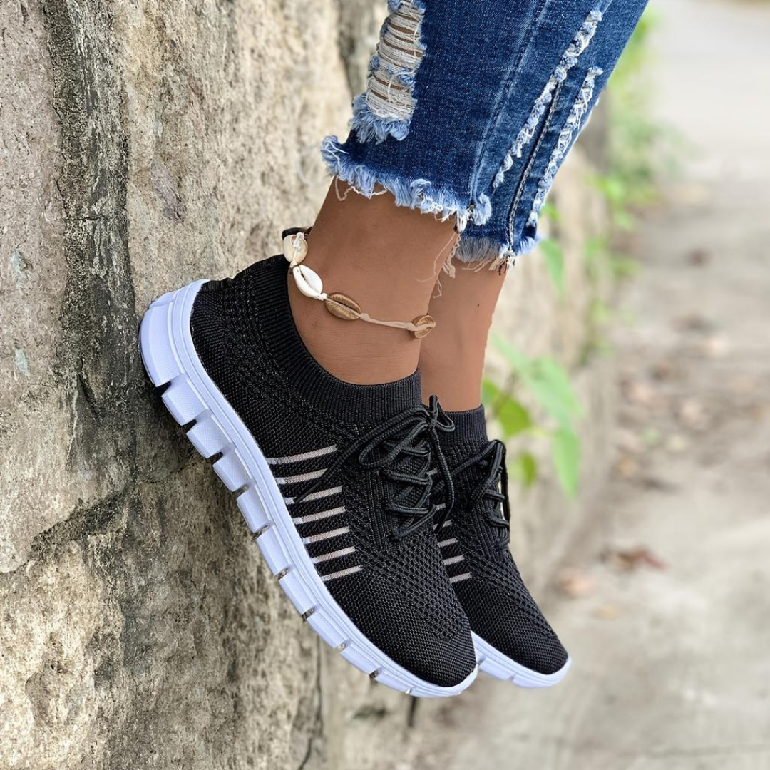 "Damsneakers grön med mjuk sula och nätöverdel. Rund tå, snörning, andningsförmåga och halkfri gummisula."