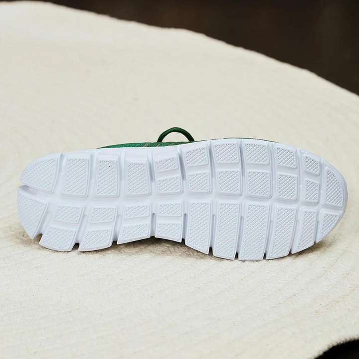 "Damsneakers grön med mjuk sula och nätöverdel. Rund tå, snörning, andningsförmåga och halkfri gummisula."