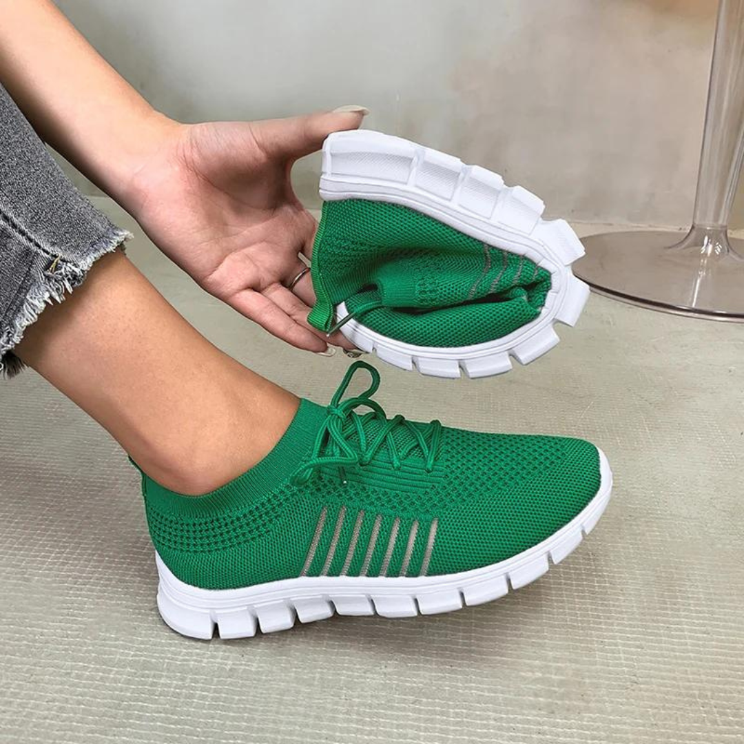 "Damsneakers grön med mjuk sula och nätöverdel. Rund tå, snörning, andningsförmåga och halkfri gummisula."