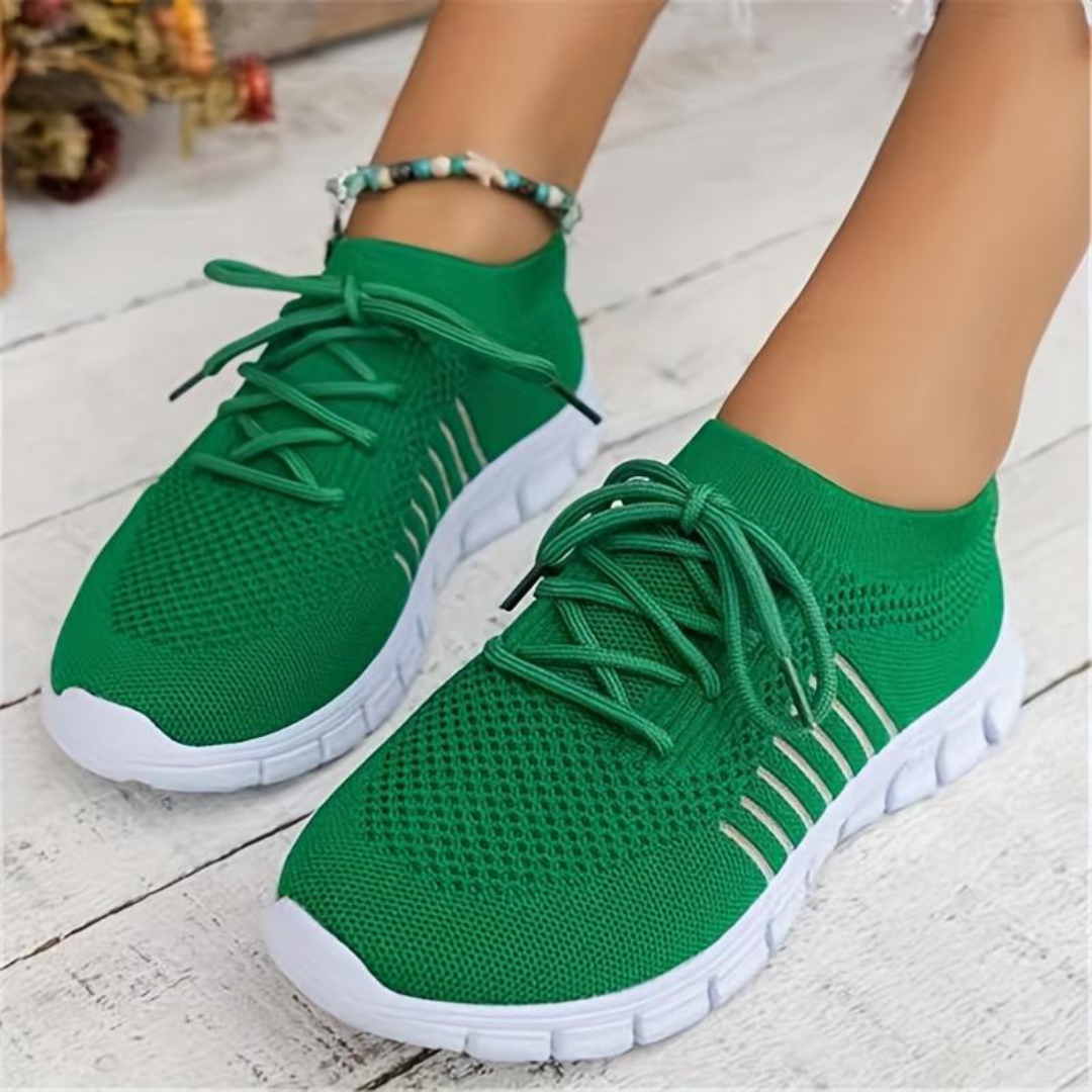 "Damsneakers grön med mjuk sula och nätöverdel. Rund tå, snörning, andningsförmåga och halkfri gummisula."