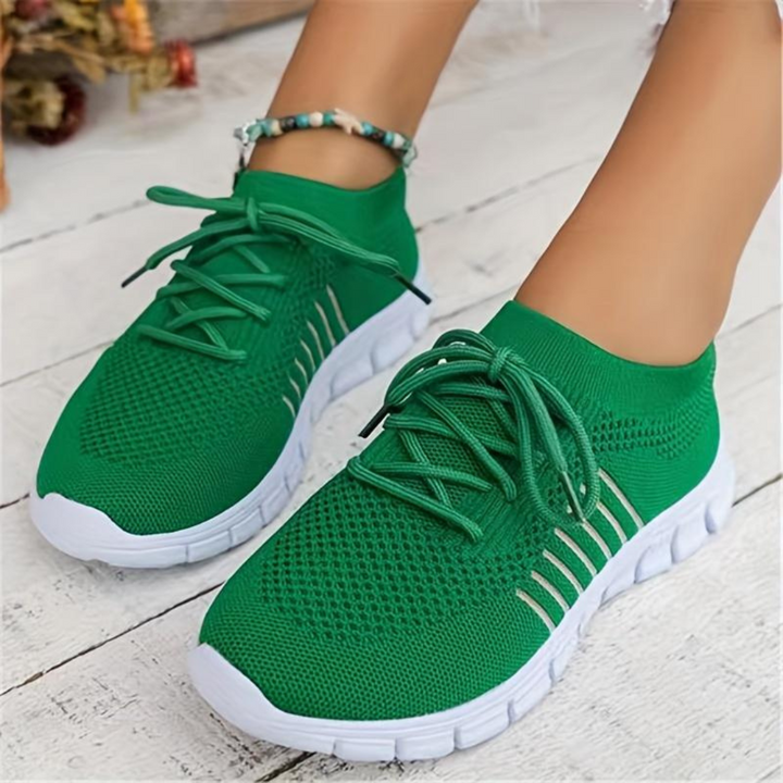 "Damsneakers grön med mjuk sula och nätöverdel. Rund tå, snörning, andningsförmåga och halkfri gummisula."