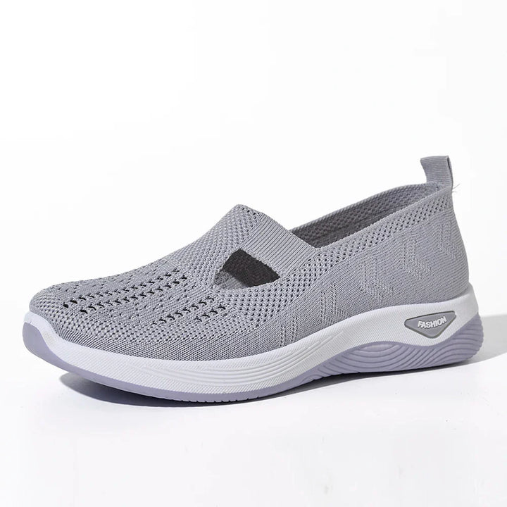 "Damsneakers i mesh, andningsbara för fritid. Lätt design i vitt med modern look, perfekt för daglig användning."