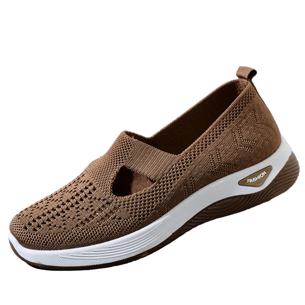 "Damsneakers i mesh, andningsbara för fritid. Lätt design i vitt med modern look, perfekt för daglig användning."
