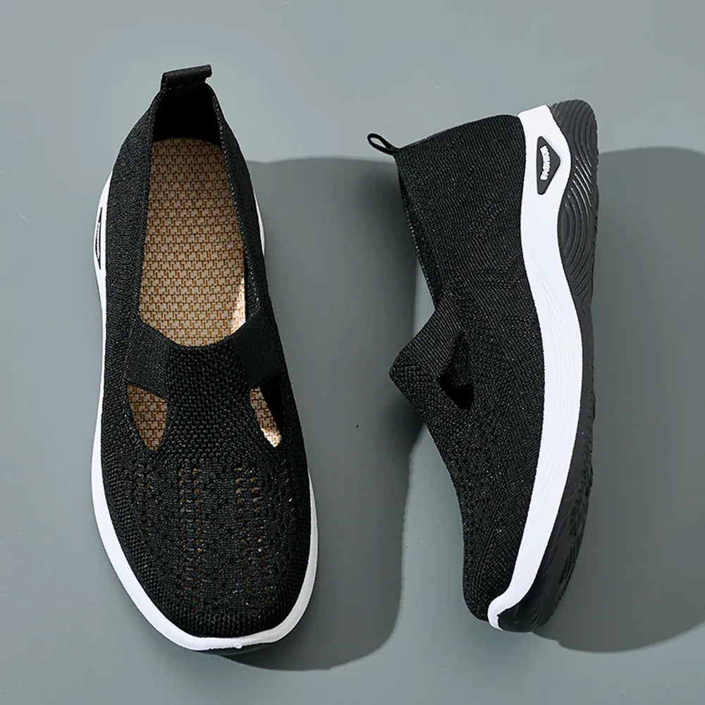 "Damsneakers i mesh, andningsbara för fritid. Lätt design i vitt med modern look, perfekt för daglig användning."