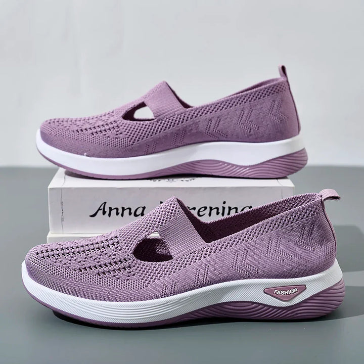 "Damsneakers i mesh, andningsbara för fritid. Lätt design i vitt med modern look, perfekt för daglig användning."