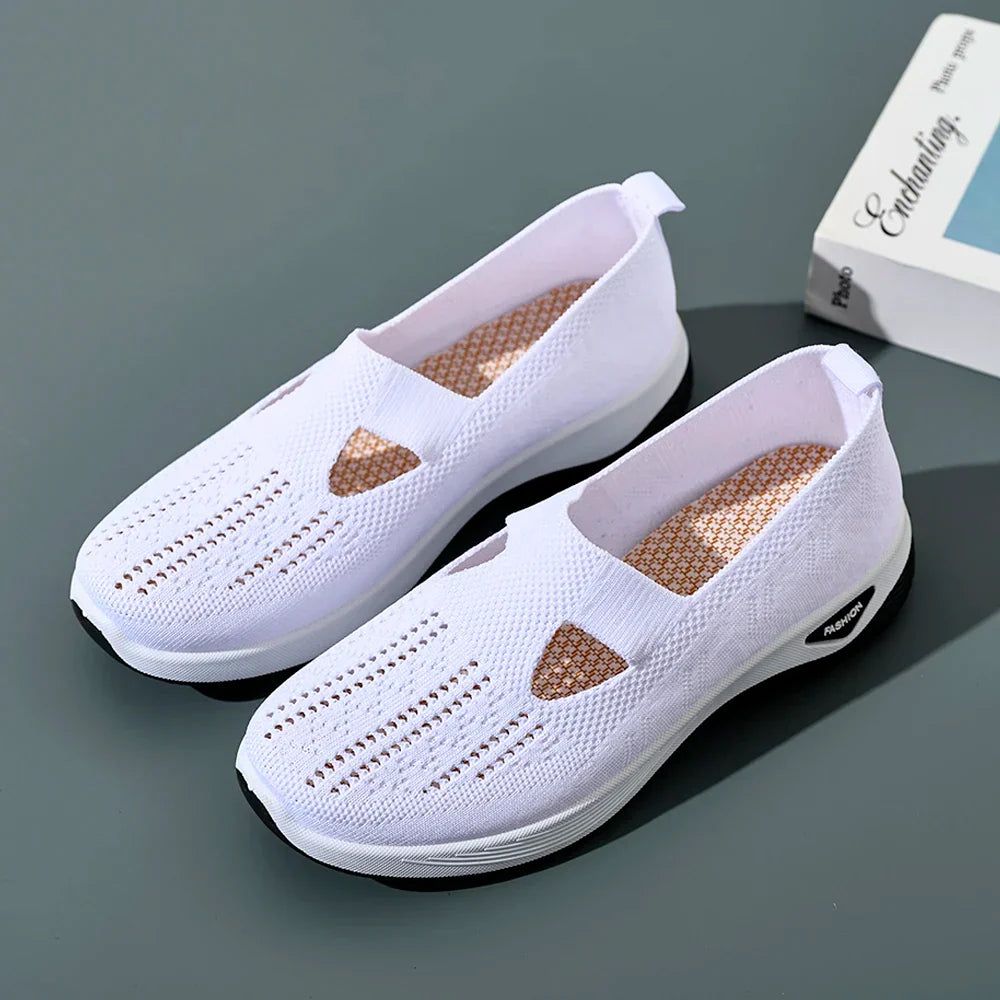 "Damsneakers i mesh, andningsbara för fritid. Lätt design i vitt med modern look, perfekt för daglig användning."