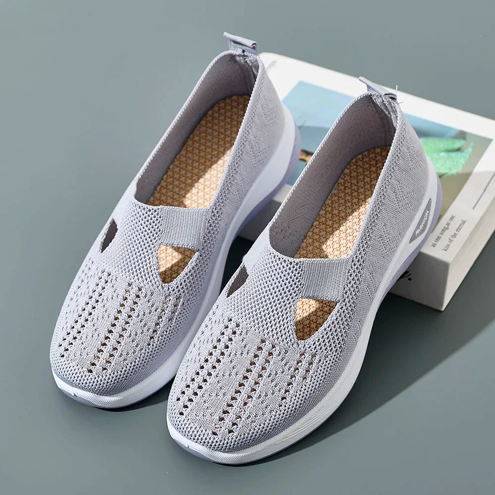 "Damsneakers i mesh, andningsbara för fritid. Lätt design i vitt med modern look, perfekt för daglig användning."