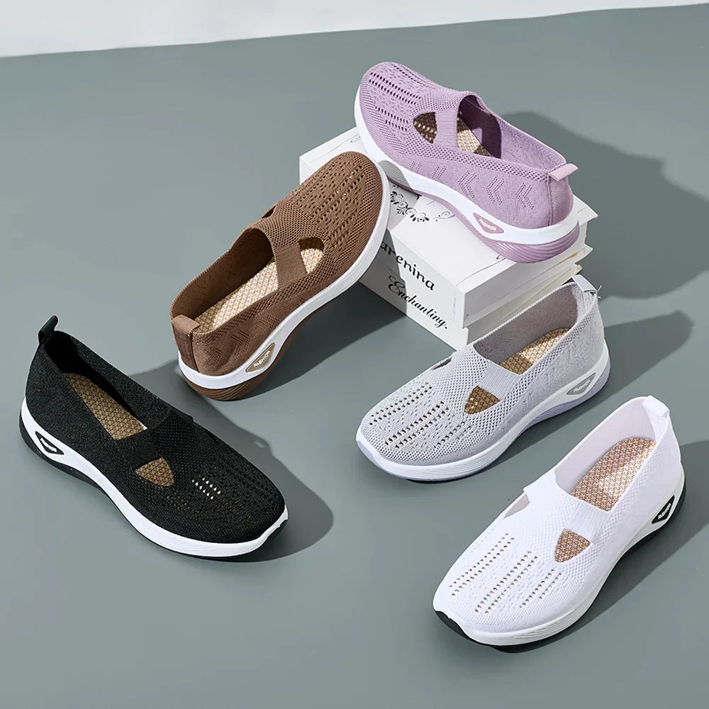 "Damsneakers i mesh, andningsbara för fritid. Lätt design i vitt med modern look, perfekt för daglig användning."