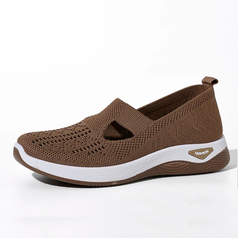 "Damsneakers i mesh, andningsbara för fritid. Lätt design i vitt med modern look, perfekt för daglig användning."
